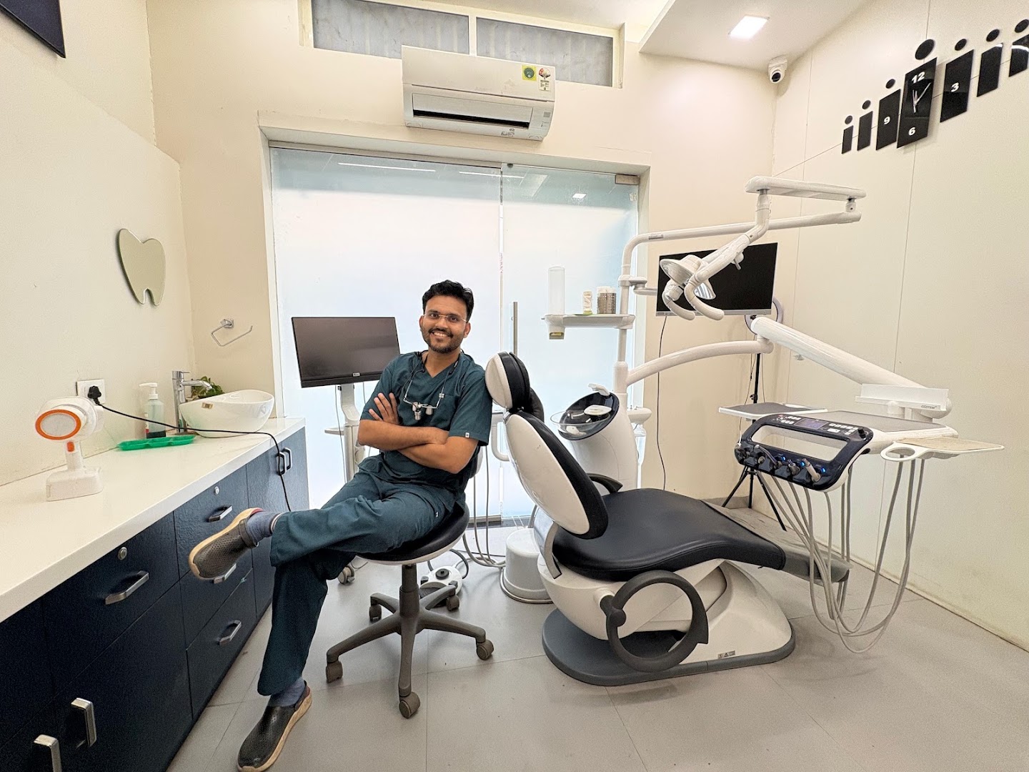 Aastha Dental Hospital & Microscopic Root Canal Center - Modern Clinic Interior Photo 4 in Pachora