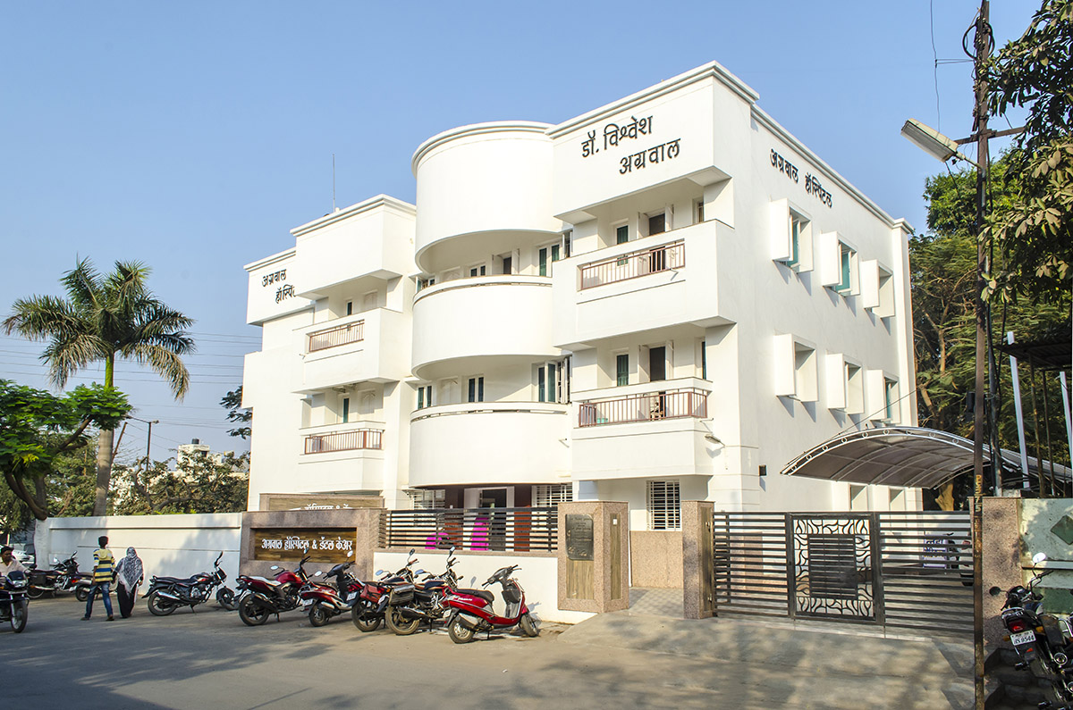 Agrawal Dental Clinic- Dentist in Jalgaon - Modern Clinic Interior Photo 3 in Jalgaon