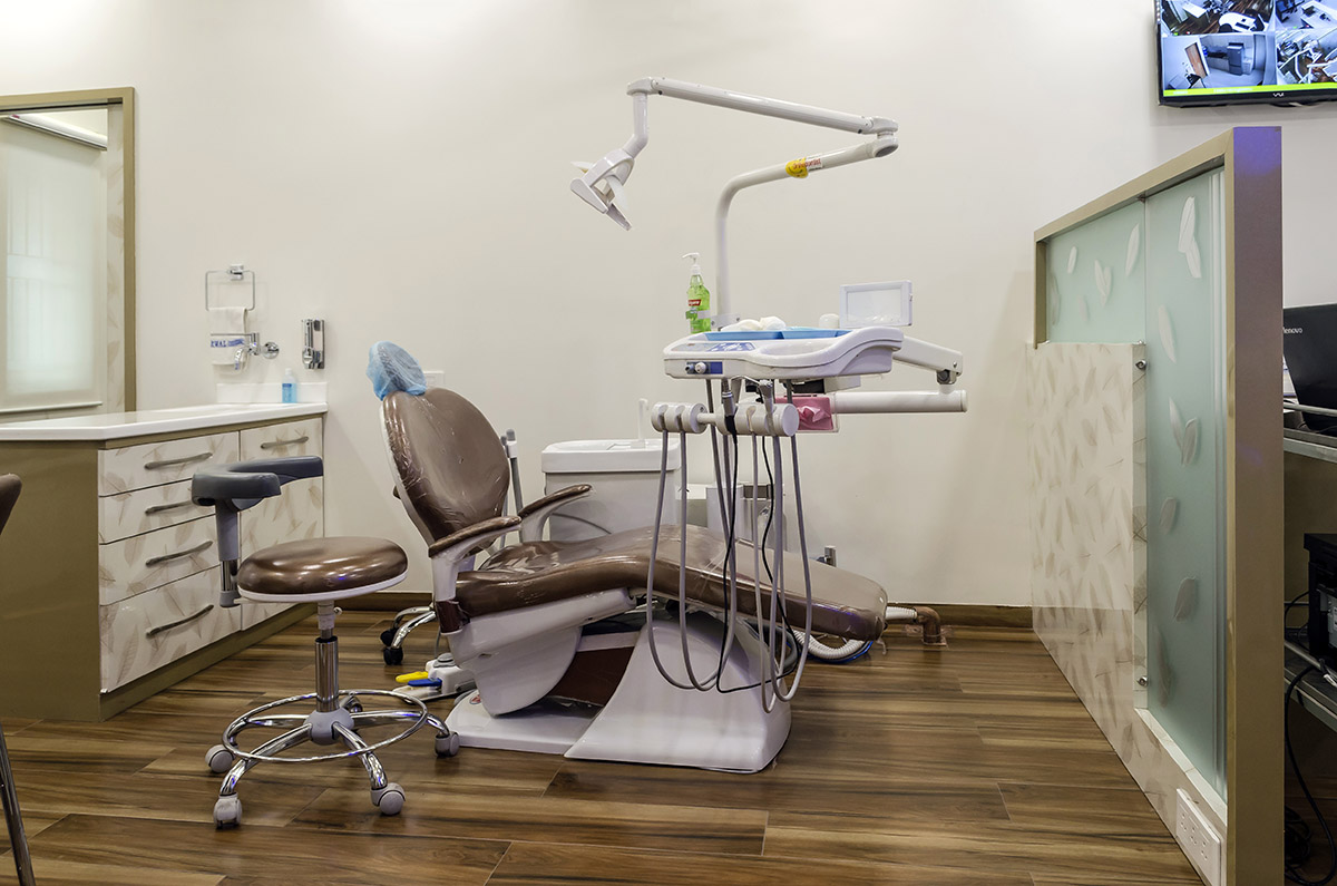 Agrawal Dental Clinic- Dentist in Jalgaon - Modern Clinic Interior Photo 4 in Jalgaon