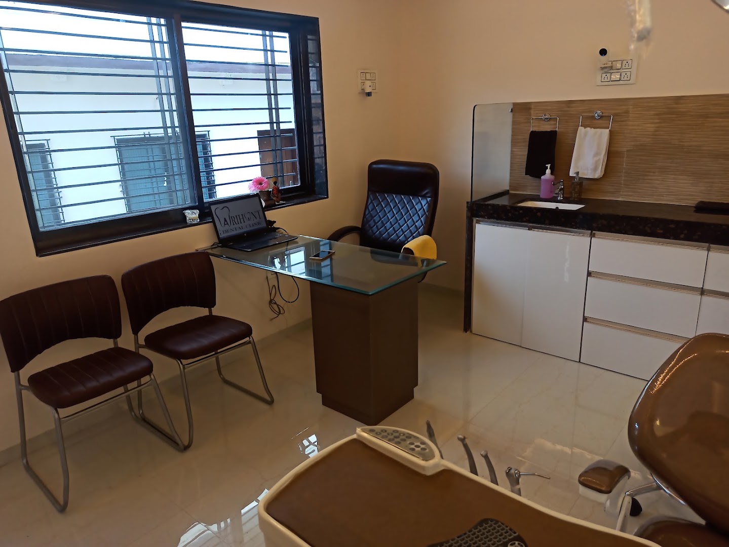 Arihant Dental Clinic - Modern Clinic Interior Photo 3 in Dharangaon