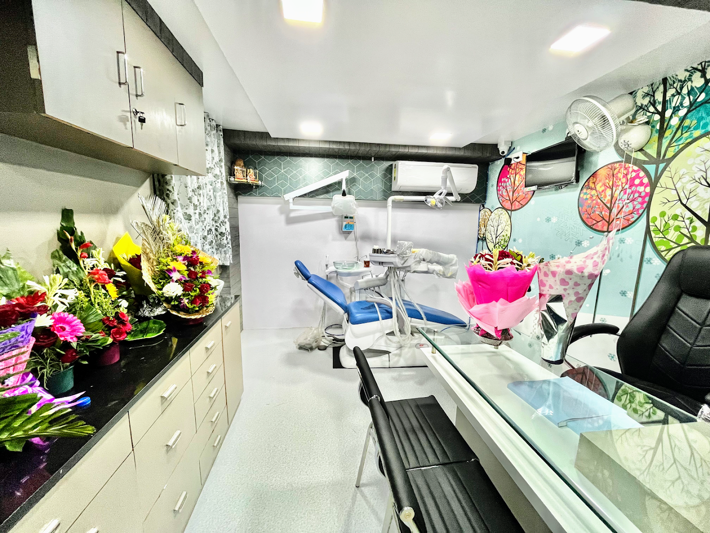     - Best Dentist in Jalgaon | Root Canal Specialist | Kids Dentist | Children Dentist - Modern Clinic Interior Photo 1 in Jalgaon