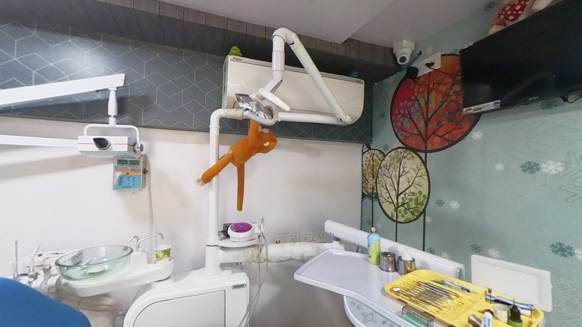    - Best Dentist in Jalgaon | Root Canal Specialist | Kids Dentist | Children Dentist - Modern Clinic Interior Photo 4 in Jalgaon