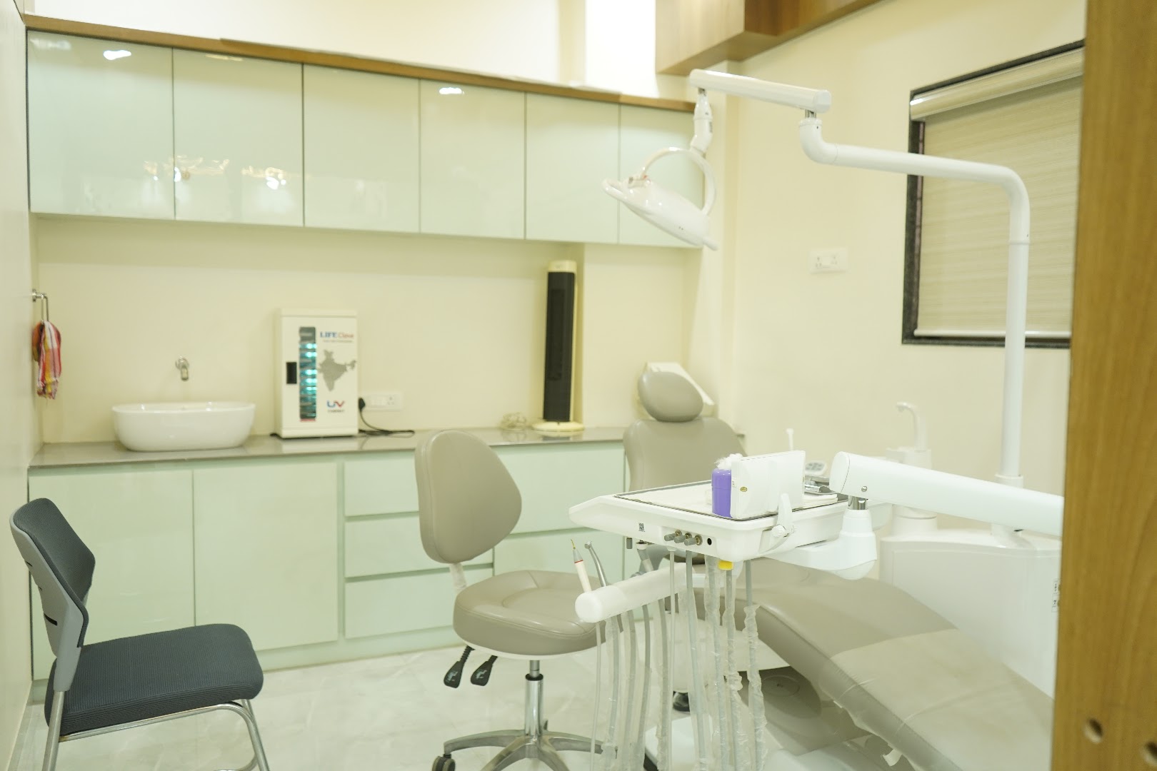 Desai Dental Clinic and Implant Centre - Modern Clinic Interior Photo 3 in Nashik