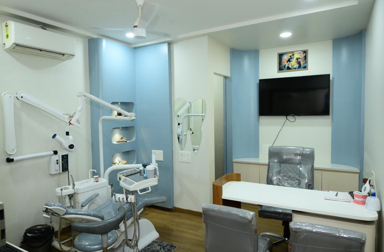 Dr Clips - Modern Clinic Interior Photo 2 in Jalgaon