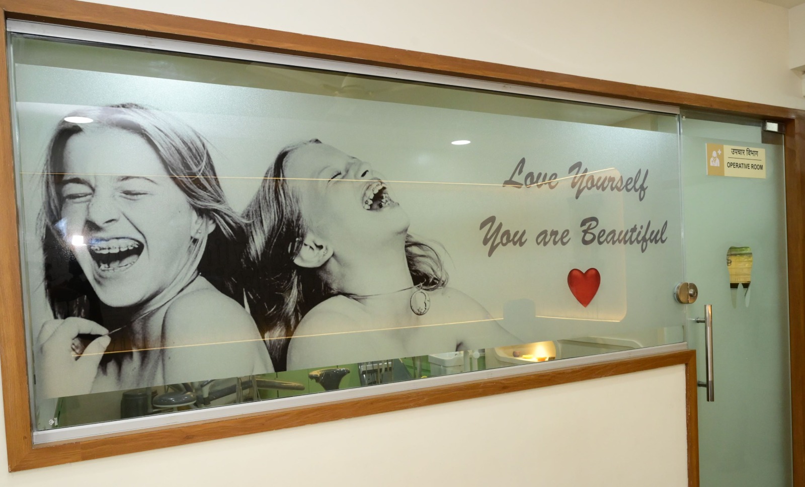 Dr Clips - Modern Clinic Interior Photo 4 in Jalgaon