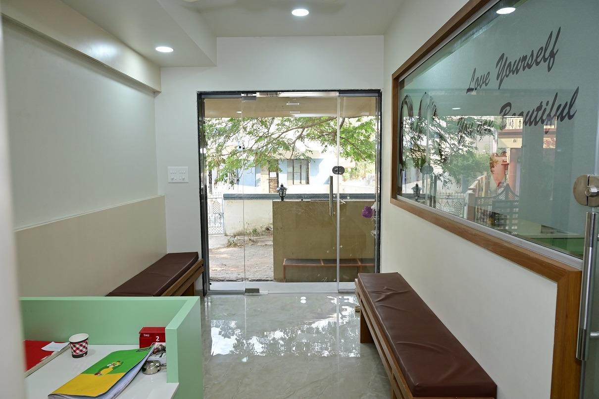 Dr Clips - Modern Clinic Interior Photo 1 in Jalgaon
