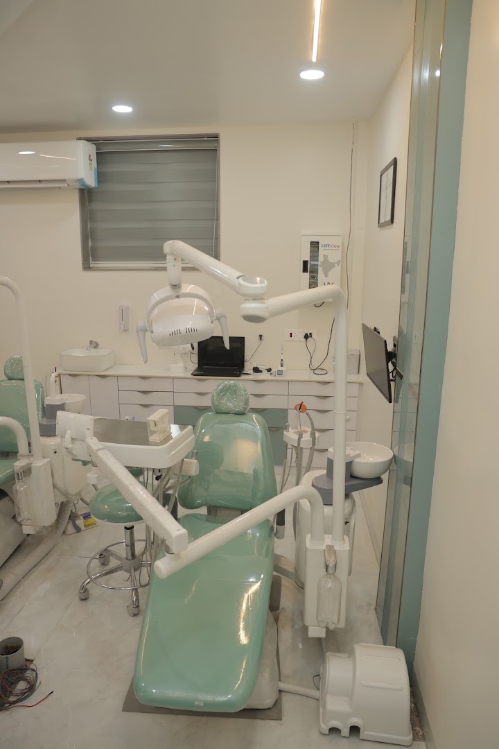 Dr. Kothari's Suman Dental Hospital & Implant Center - Modern Clinic Interior Photo 2 in Amalner