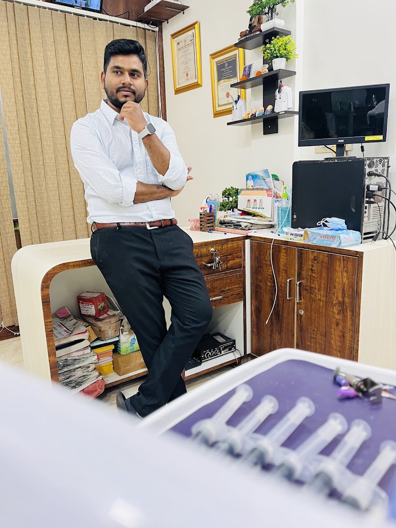 Dr Santosh Pole Dental clinic - Modern Clinic Interior Photo 3 in Devrukh