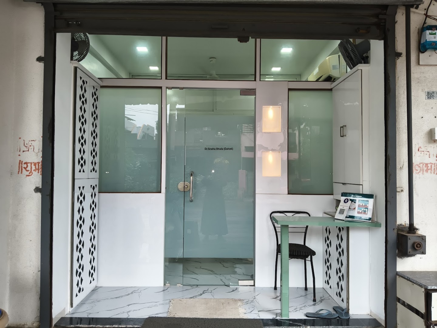 Dr Sneha Bhala (Dahad) Dental clinic - Modern Clinic Interior Photo 3 in Jalgaon