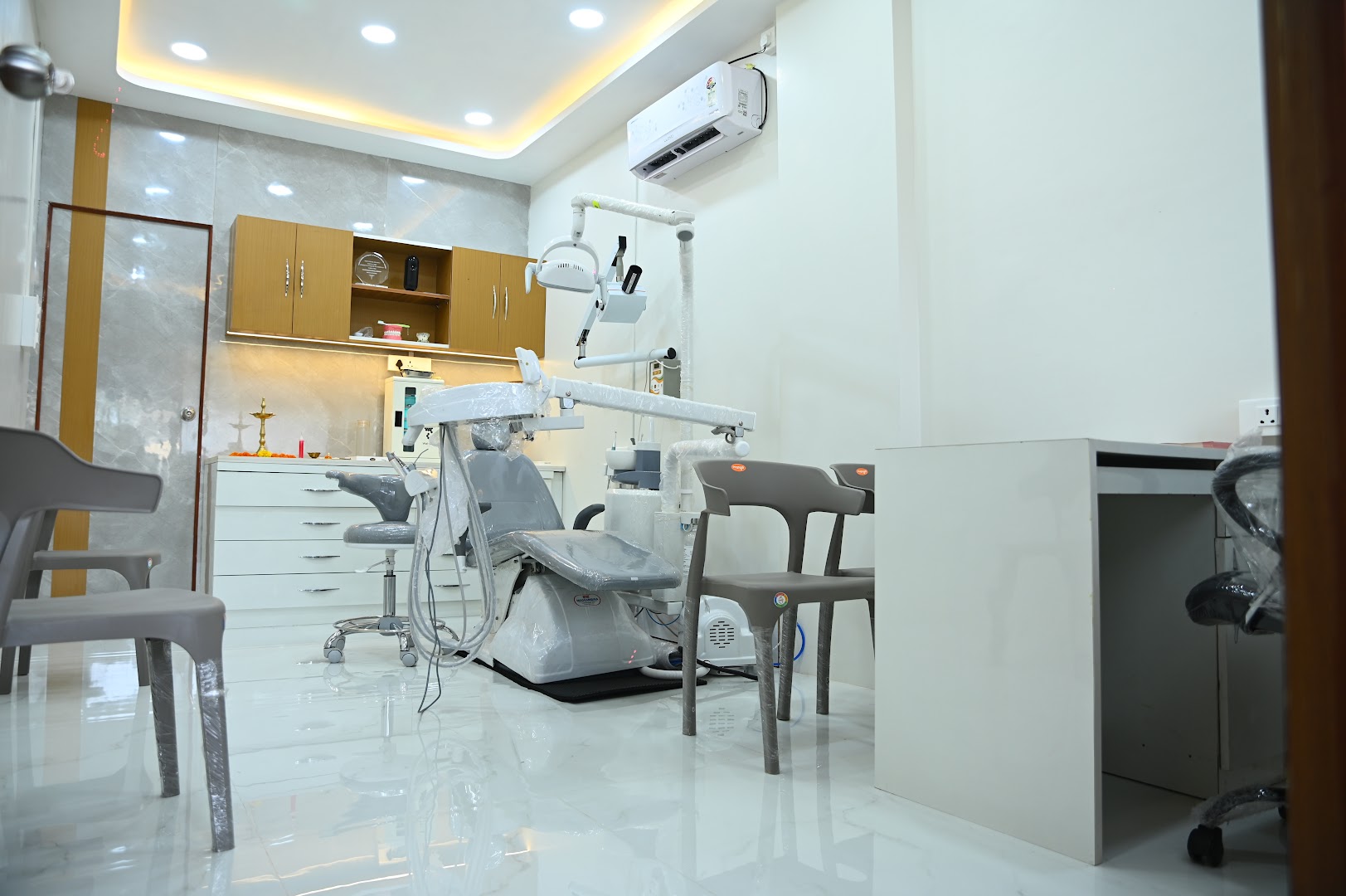 Ekdant Dental Clinic - Modern Clinic Interior Photo 1 in Lanja