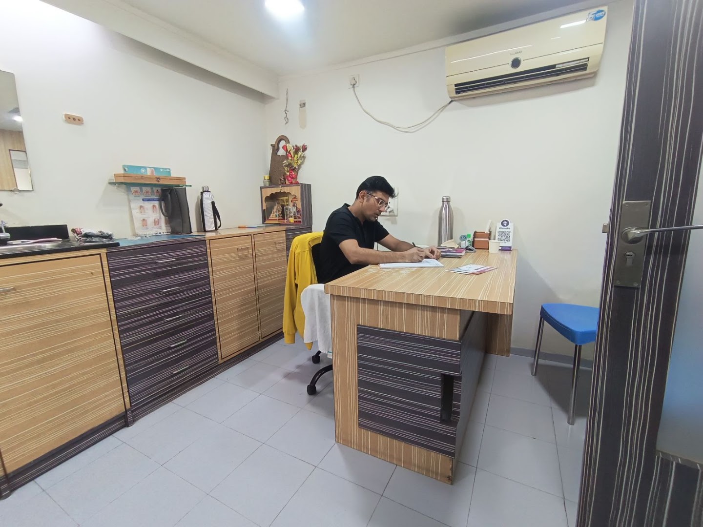 Gurudutt dental clinic - Modern Clinic Interior Photo 3 in Adavad