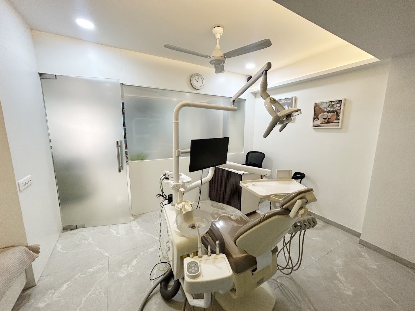  '    - Implant Centre/Root Canal/Dental Clinic/Best Dentist in Jalgaon - Modern Clinic Interior Photo 4 in Jalgaon