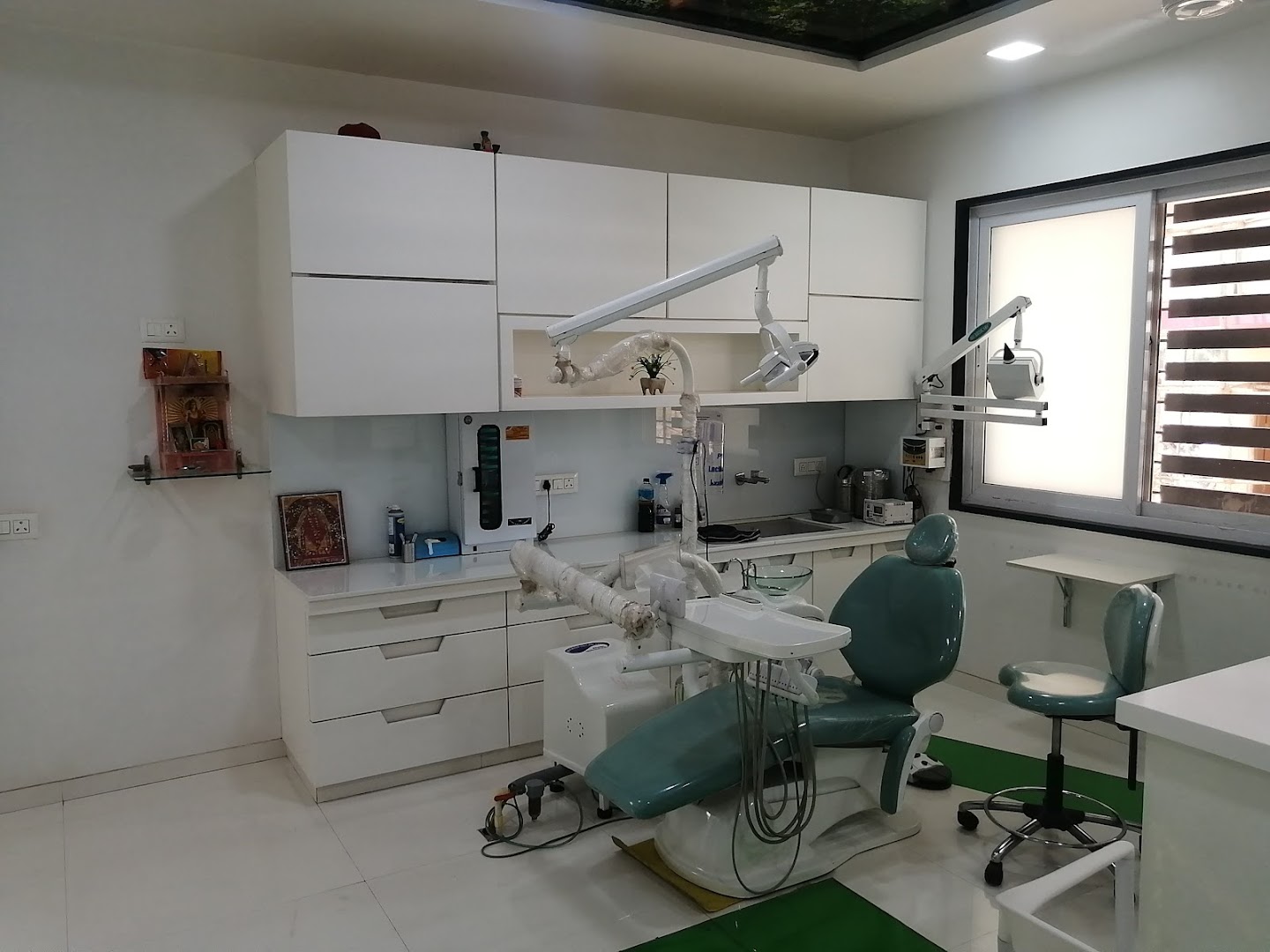 OMKAR MULTISPECIALITY DENTAL CLINIC, SHIRPUR - Modern Clinic Interior Photo 4 in Shirpur-Warwade