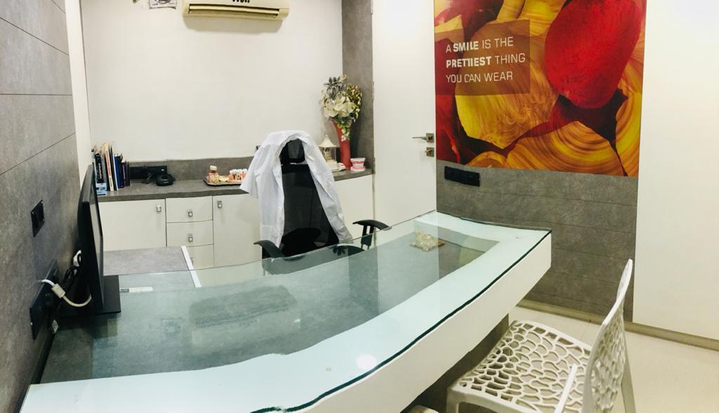 paattnii ddeNttl klinik - Modern Clinic Interior Photo 3 in Jalgaon
