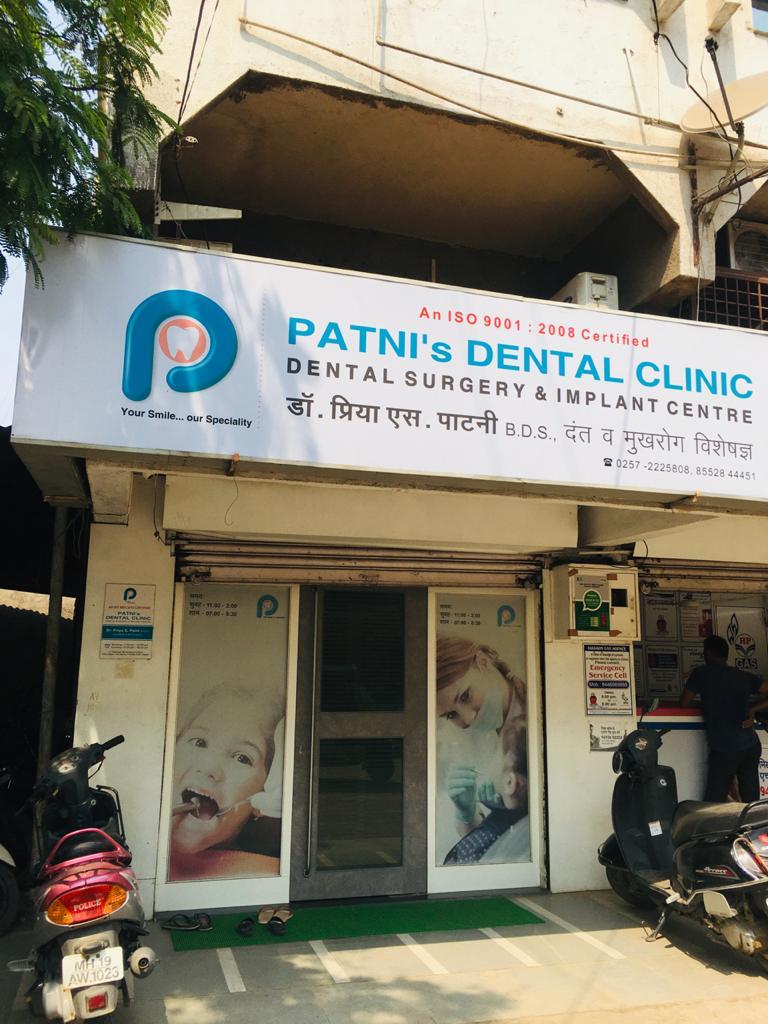 paattnii ddeNttl klinik - Modern Clinic Interior Photo 4 in Jalgaon