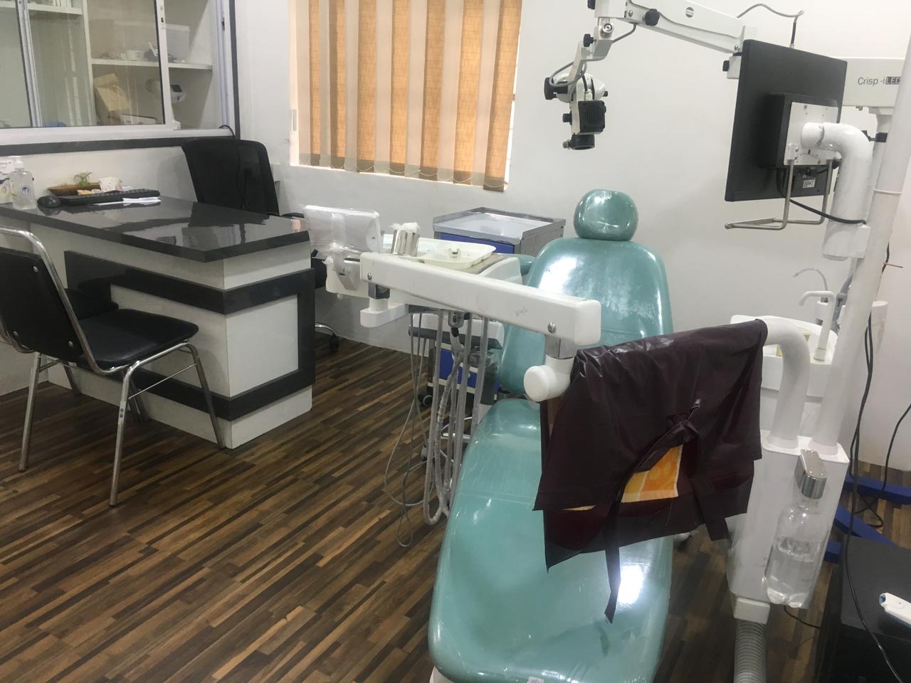 Pearl Multispeciality Dental Clinic And Implant Center - Modern Clinic Interior Photo 4 in Jalgaon