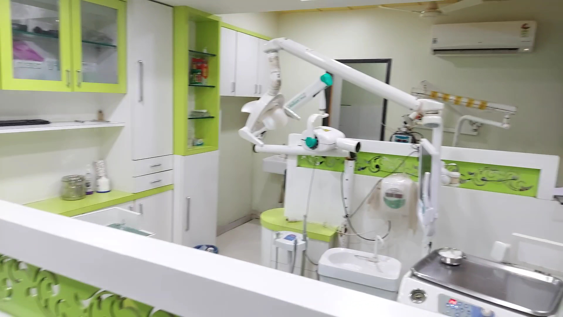 Sai Mangal Dental Clinic Shirpur - Modern Clinic Interior Photo 2 in Amode, Shirpur-Warwade