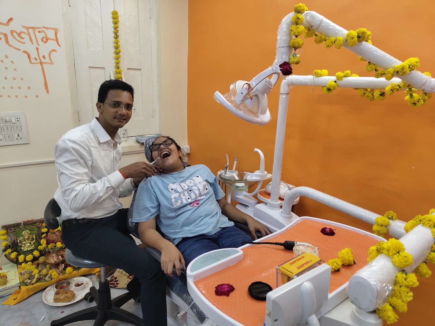 Saptashrungi Dental Clinic Sendhwa || Best Dental Clinic | Dentist | Dental Surgeon | Root Canal Specialist - Modern Clinic Interior Photo 3 in Sendhwa