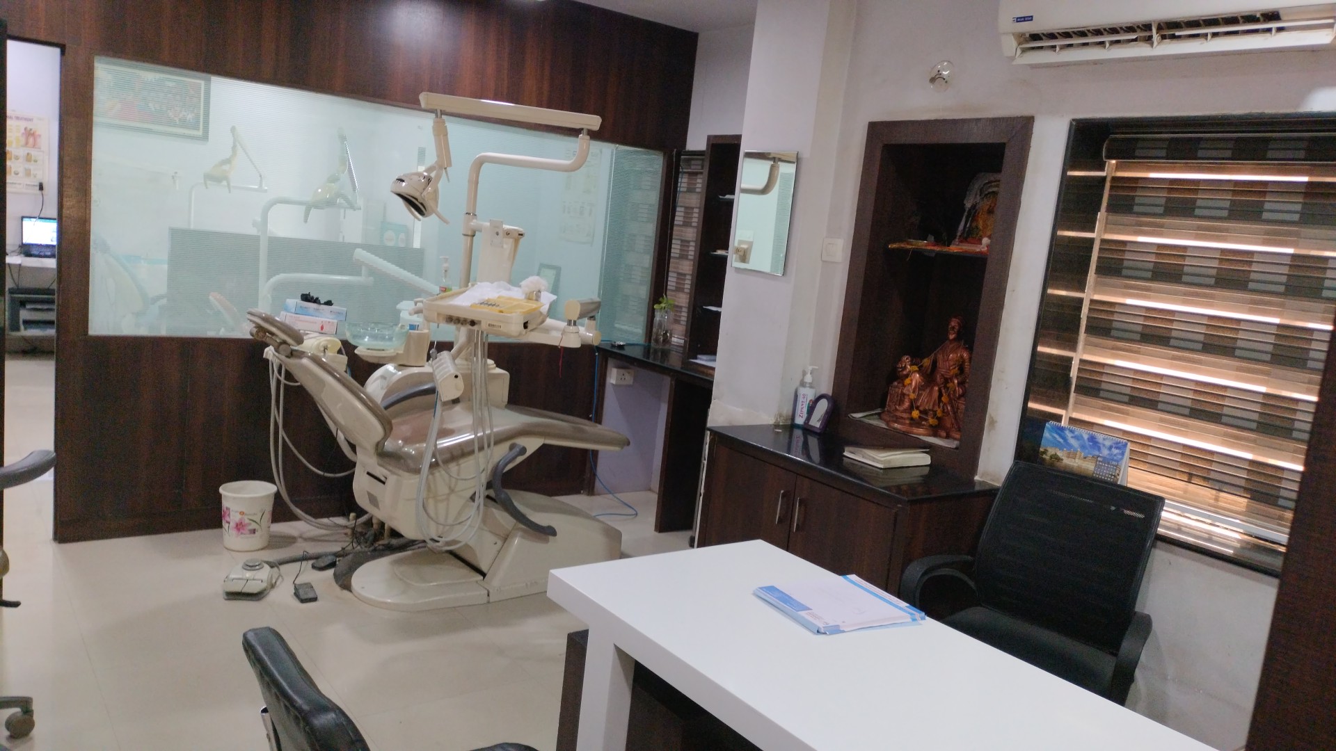 Shri Tuljai Dental Clinic - Modern Clinic Interior Photo 4 in Chikhli
