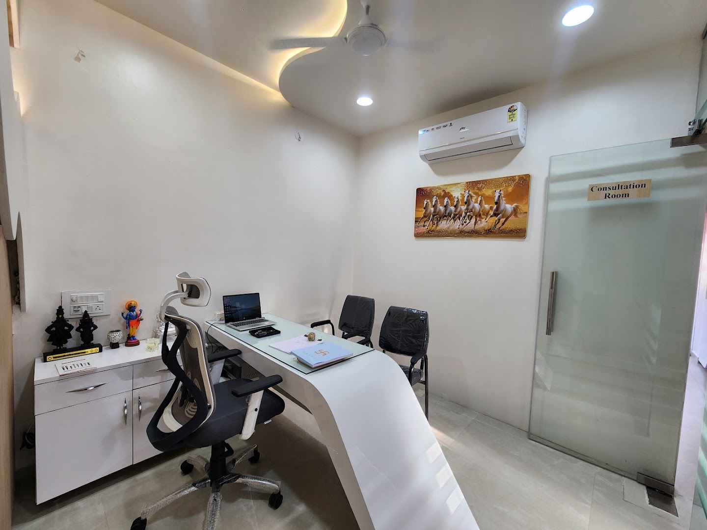 SMILE KAYA DENTAL CLINIC - Modern Clinic Interior Photo 4 in Pachora