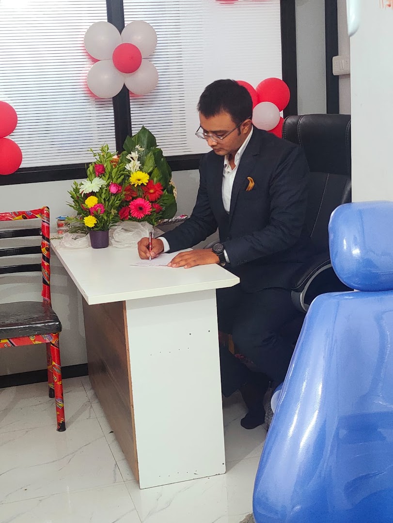 Vedant Dental Clinic | Dr Vivek K. Patil - Modern Clinic Interior Photo 4 in Jalgaon